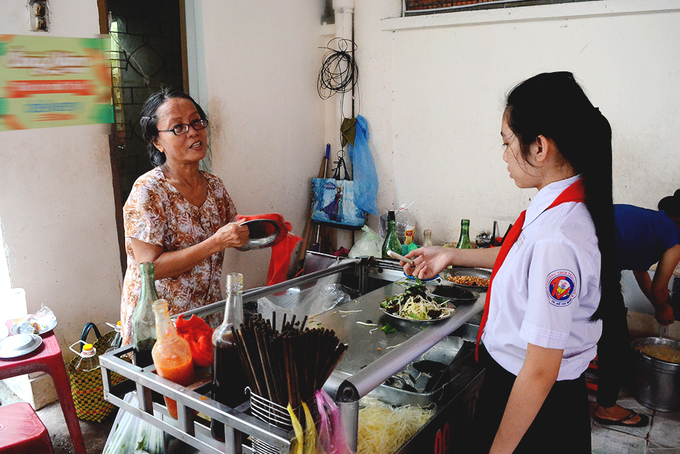 Gỏi khô bò ông Năm  Quán nằm trong một căn nhà nhỏ trên đường Nguyễn Văn Thủ, quận 1. Chủ là ông Năm, người gốc Sài Gòn. Khiêm tốn khi được hỏi đến, ông chủ chia sẻ gỏi khô bò của mình "cũng bình thường" như những hàng quán khác. Thế nhưng đây là địa chỉ không thể bỏ qua với người yêu thích món ăn vặt này.  Hiện ông Năm không còn đứng bán. Thay vào vị trí của ông là cô Vân, con gái ông Năm. Theo cô Vân, ông bắt đầu bán từ hồi còn thanh niên. Lúc đầu, ông bán trên vỉa hè đường Đinh Tiên Hoàng nhưng chỉ là một xe đẩy bình thường, "từ sau 1975 thì dời về chỗ này bán cho tới giờ".