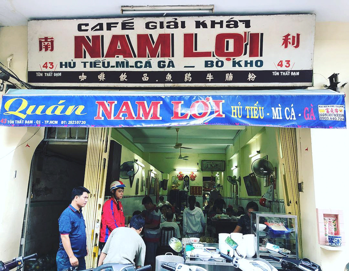 Hủ tiếu Nam Lợi  Quán ăn 70 năm trên đường Tôn Thất Đạm, quận 1, hút khách nhờ nước lèo ngọt thanh, cọng bánh to dày, cùng kỹ thuật xắt mỏng từng miếng cá của chủ quán. Là địa chỉ lâu năm, quán vẫn giữ cách ăn hủ tiếu kèm bánh pate chuax. Tuy nhiên, quán hết bánh sớm, thường sau 16h là đã không còn. Ảnh: Dicky Aryawan.