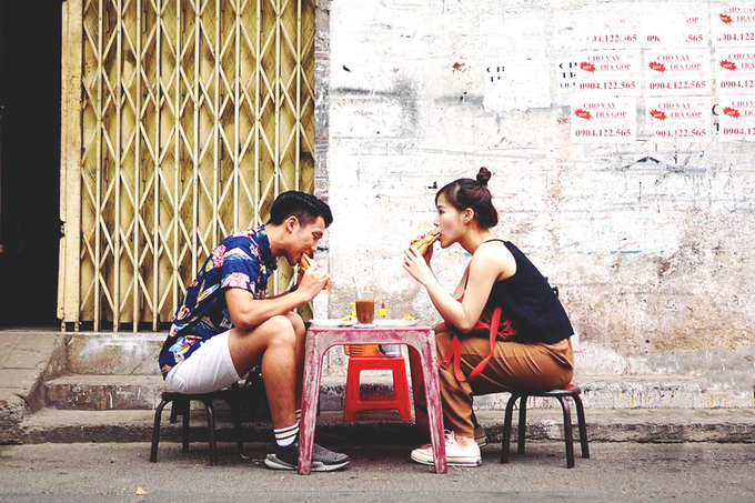 Bánh mì Hoà Mã  Quán bánh mì chảo lâu năm nhất nhì thành phố nằm trên đường Cao Thắng, quận 3. Mở cửa từ năm 1958 đến nay, quán vẫn bán bên đường như phong cách của nhiều hàng quán ở Sài Gòn.  Có người ăn ở đây từ hồi còn nhỏ cho đến lúc đã lập gia đình vẫn quay lại. Đây cũng là địa chỉ được nhiều du khách nước ngoài tìm đến. Khách đến sẽ thưởng thức món ăn trên bàn ghế nhựa được xếp ở hai bên của một con hẻm. Ảnh: Drummer & Pink Elephant.