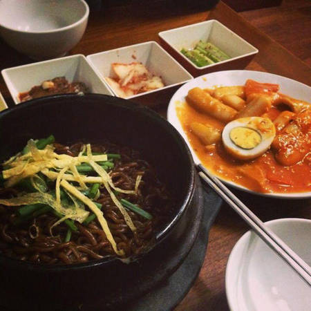 Món gimbap và tteokbokki Hà Nội