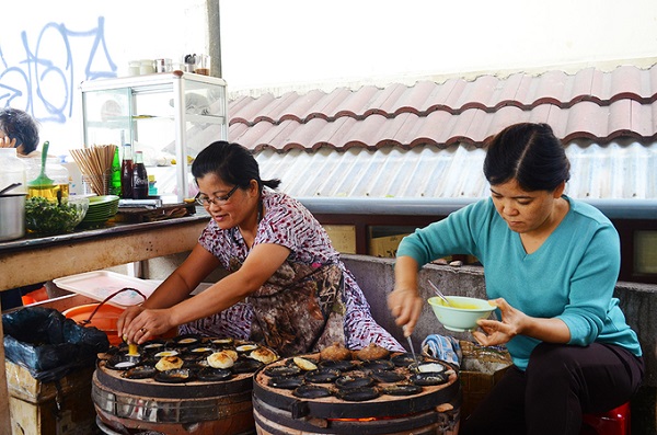 Quán mở vào sáng sớm đến xế trưa thì nghỉ, lịch bán có phần thất thường. Giá trung bình cho một suất 10 bánh có giá 30.000 đồng.