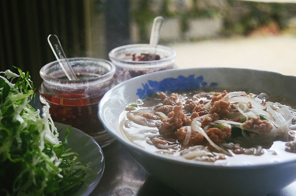 Quán bún này đã bán 30 năm ở Đà Lạt. Chị Trang, chủ quán hiện tại cho biết, chị kế thừa từ mẹ 16 năm trước, quán bán bún bò, bún riêu và mì Quảng. Video: Phong Vinh.