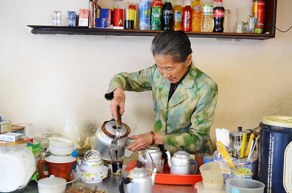 Cà phê vợt bà Năm Nơi đây là điểm hẹn nổi tiếng dành cho người thích uống cà phê vợt ở Đà Lạt. Hơn 50 năm qua, quán vẫn không một ngày ngơi nghỉ từ lúc bán ở bến xe, cho đến khi chuyển về đường Phan Bội Châu như hiện tại. Chủ quán là bà Năm. Tuy tuổi đã ngoài 80, bà vẫn đứng chế cà phê cho khách mỗi ngày.