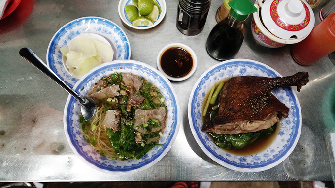 Mì vịt tiềm là món được nhiều khách săn đón và nhanh chóng “cháy hàng” dù tiệm mở đến tối muộn. Nhắc đến món nay, người từng thử qua đều nhớ đến bộ ba: đu đủ bào, tương ngọt và xốt mù tạt. Đây là một trong những điểm riêng của tiệm. Khách có thể gọi miếng đùi vịt riêng với giá 79.000 đồng.