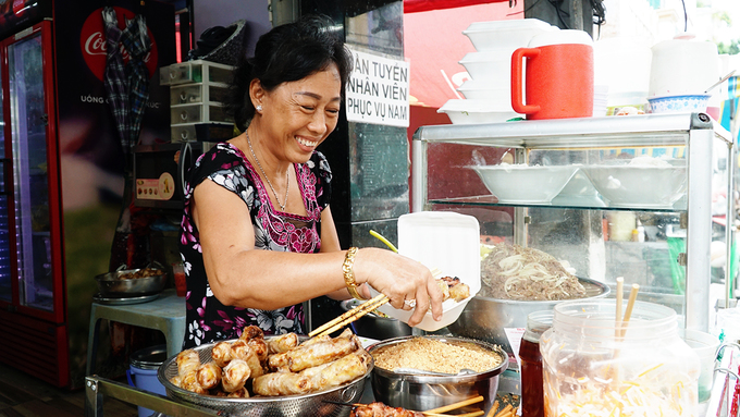 Bún thịt nướng chị Tuyền  Theo lời kể của chủ quán hiện tại, quán bún thịt nướng này khởi đầu cách đây 40 năm. "Hồi đó, mẹ tôi bán bún trên gánh, ở vỉa hè quận 1. Tôi kế thừa quán được gần 20 năm nay", chủ quán cho hay. Hiện, quán nằm ở một gian nhà nhỏ trên đường Cô Giang, quận 1.