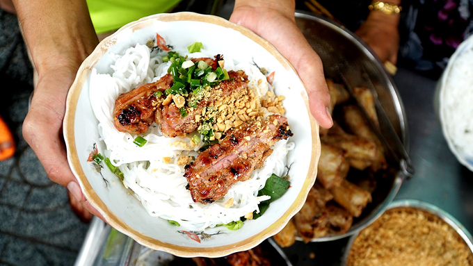 Điểm cộng cho quán là thịt luôn được nướng mới. Ngay bước chân đầu tiên vào đây, bạn đã có thể ngửi thấy mùi thịt thơm thoang thoảng. Chả giò được cuộn thành cây lớn, quấn chặt tay và chiên vừa tới. Quán còn có thịt bò xào tạo điểm khác so với những nơi khác. Phần ăn ở đây được đánh giá là đầy đặn, giá một suất thập cẩm là 47.000 đồng.