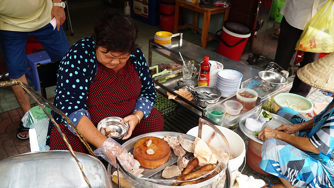 Cháo lòng bà Út  Thoạt nhìn, quán cháo nằm trên đường Cô Giang, quận 1 không quá đặc biệt nhưng đã có thâm niên 80 năm. Theo lời kể của chủ, quán do bà nội của cô mở bán trên gánh quanh khu Cầu Muối và cầu Ông Lãnh. Sau 80 năm, quán vẫn giữ nguyên cách bán trên gánh. Khách đến ngồi ăn ở gian nhà bên trong, sạch sẽ nhưng hơi nóng.