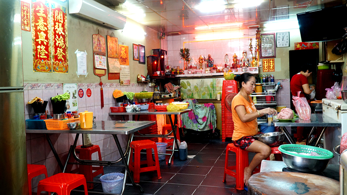 Thiệu Ký  Trong một con hẻm nhỏ trên đường Lê Đại Hành, quận 11, tiệm mì "cha truyền con nối" đã phục vụ nhiều thế hệ người Sài Gòn suốt hơn 70 năm qua. Theo lời kể, chủ đầu tiên của xe mì này là ông Tư Ky. Ông di cư sang Việt Nam lập nghiệp vào những năm 30 của thế kỷ trước. Khởi đầu là một gánh mì nhỏ bán quanh khúc giao lộ Thuận Kiều, Trần Quý, Hòa Hảo (quận 11, TP HCM). Sau khi buôn bán một thời gian và dành dụm được ít tiền, ông kiếm gỗ rồi tự đóng thành xe mì đẩy đi bán xung quanh khu vực. Tiệm này nổi tiếng với sợi mì tự làm, được nhiều thực khách đánh giá là mềm mà không bở.