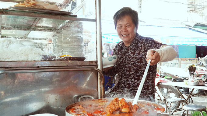 Bún riêu cô Nga  Quán bún riêu của cô Nga nằm trên đường Nguyễn Văn Hào, quận 4, mở cửa từ năm 1988 và đã hai lần dời vị trí.