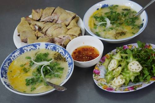 Cháo vịt bà Gái Quán nhỏ trong hẻm 11 Mạc Đĩnh Chi chỉ có vài bàn, nhưng tủ đựng gà, vịt thì đầy ắp để phục vụ lượng khách đông. Khi có khách gọi, bà Gái chặt vịt xếp ra đĩa, kèm một đĩa rau thơm chanh ớt. Cháo ở đây nấu theo kiểu bắc, loãng và có thêm hành lá, hạt tiêu ở trên, vị đậm đà. Theo chủ quán, quán bán “lai rai” cả ngày với cháo, miến vịt, gà cho khách quen, mà lúc đông khách cũng phải gọi người nhà phụ giúp. Giá một phần ăn cho hai người khoảng 80.000 đồng. Ảnh: Thanh Tuyết.