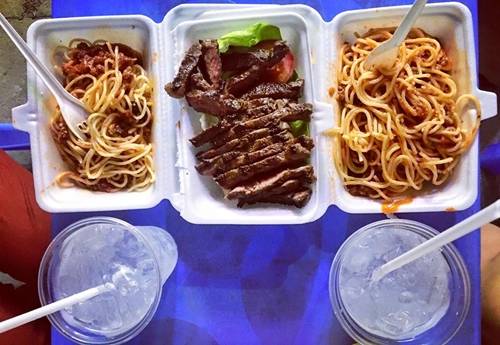 Mì Ý A Hoài Cảnh người và xe máy xếp hàng dài trong một con hẻm trên đường Trần Hưng Đạo đợi mua mì Ý là điều quen thuộc vào mỗi chiều tối. Mì spaghetti được chế biến bởi chủ quán từng là bếp phó của một khách sạn 5 sao. Mì ở đây được yêu thích bởi sợi mềm, không bị dính, rất hòa quyện khi trộn sốt. Quán chủ yếu bán mang về, bởi hẻm nhỏ có rất ít chỗ ngồi. Một phần mì có giá 25.000 đồng. Phần bít tết bò Úc giá 95.000 cũng được đánh giá là ngon, bò mềm, đậm vị. Ảnh: Má Lúm.