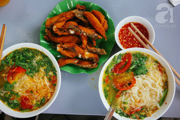 Cá chiên nóng hổi tại Bún cá Hạnh Béo