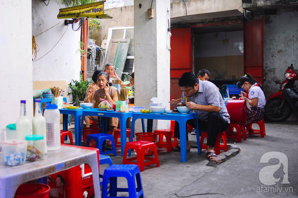 Cá rán giòn trong tô bún cá Hà Nội