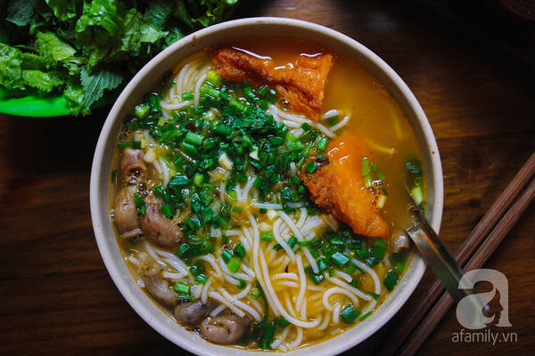 Nước dùng cay chua tại Bún cá Út Hà