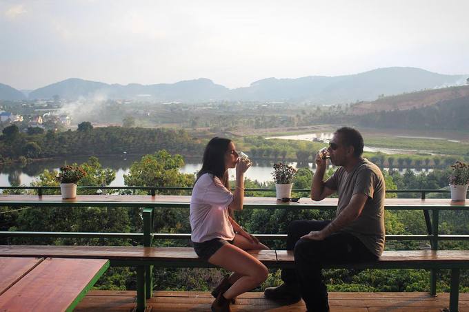 Mê Linh coffee Đà Lạt với view rừng núi và hồ Cam Ly