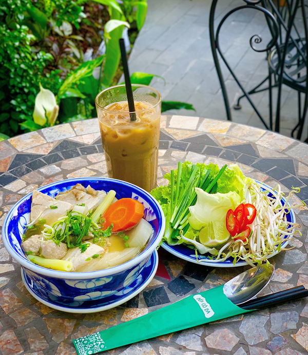 Thực đơn đa dạng tại quán cà phê view ngoài trời Cô Ba
