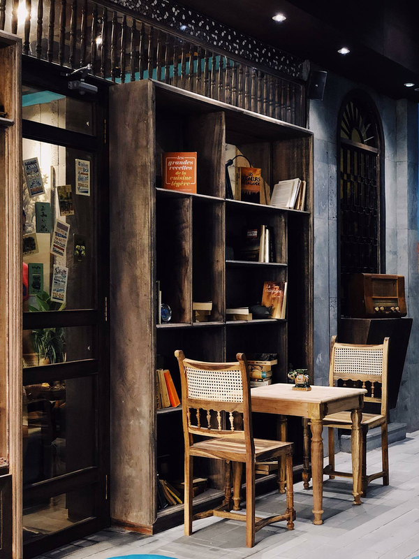 Cô Ba Đồng Khởi  Là "tân binh" mới gia nhập từ tháng 6, quán được lòng nhiều người bởi thiết kế hoài cổ, mang hơi thở của thành phố một thời xưa cũ. Ngay từ cái tên đậm chất Sài Gòn đã khiến nhiều thực khách cảm thấy gần gũi và thân quen. Quán nằm trong một tòa nhà ngay góc đường Đồng Khởi - Ngô Đức Kế, quận 1 nhưng khi bước vào đây, bạn như đặt chân vào một nơi hoàn toàn khác, yên tĩnh, nhẹ nhàng.