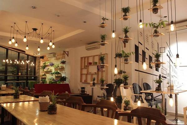 Green Coffee - quán cà phê không gian xanh ở Hà Nội Green Coffee - quán cà phê không gian xanh ở Hà Nội: Đúng như tên gọi, quán có cây xanh ở khắp nơi, từ lối đi, lan can cầu thang đến ô cửa sổ. Những chậu cây còn được bố trí trên những giá sách treo tường. Những chiếc bình thủy tinh cũng được tận dụng để trồng cây. Chủ quán kết hợp khéo léo giữa ánh sáng, màu sắc, bàn ghế và cây xanh, tạo nên không gian vừa hiện đại vừa gần gũi. Địa chỉ: số 8 ngõ Hàng Cháo, quận Đống Đa.