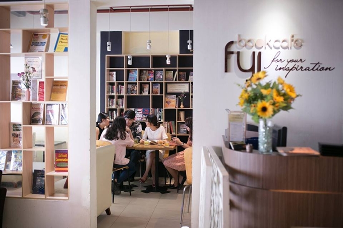 FIY Book Cafe quán cà phê sách Sài Gòn quận 1