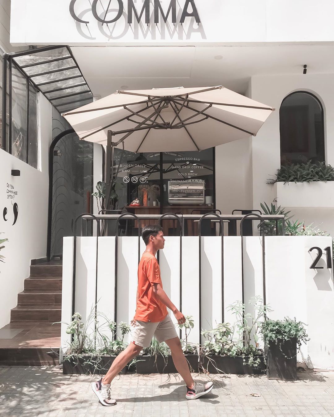 Không gian tối giản tại quán cafe Sài Gòn The Comma