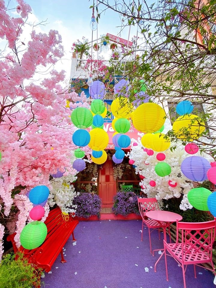 Quán cafe Sài Gòn decor Tết tại Ngôi nhà màu hồng