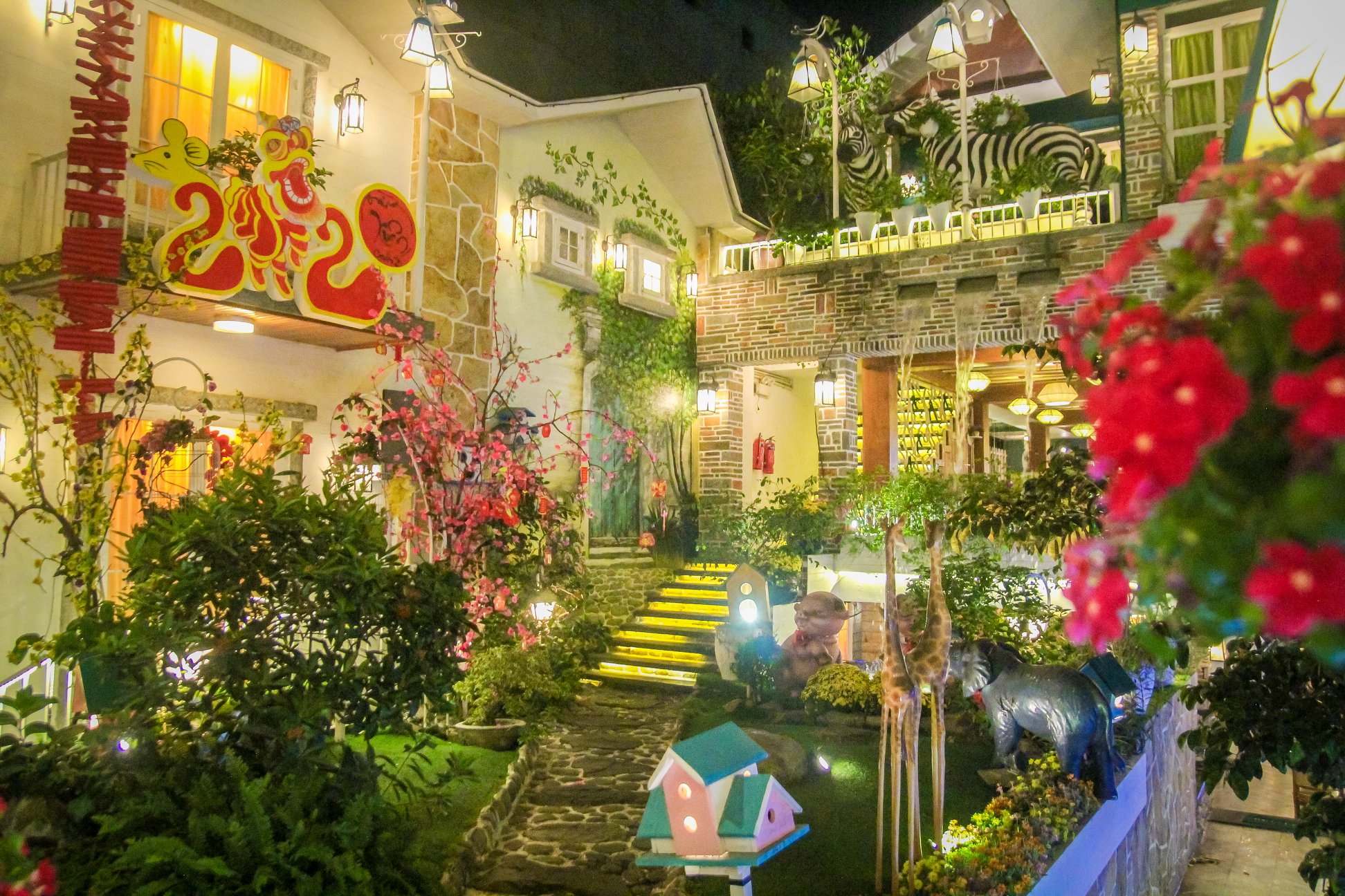 Quán cafe Sài Gòn decor Tết City Coffee Garden