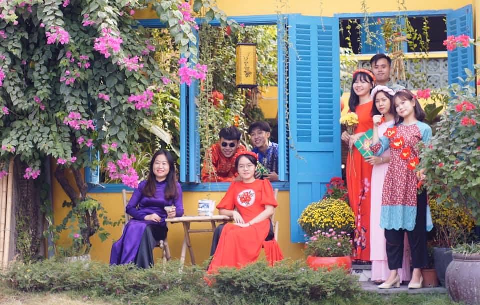 Quán cafe Sài Gòn decor Tết Hội An Mystery