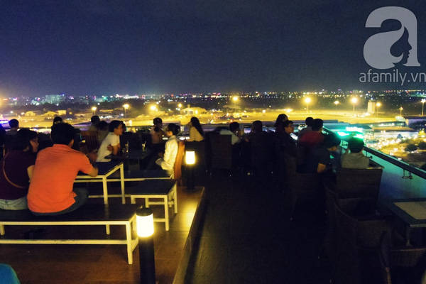 Không gian rộng rãi của Moonlight quán cafe view cao Sài Gòn Không gian rộng rãi của Moonlight quán cafe view cao Sài Gòn