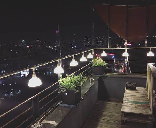 Không gian thoáng đãng của quán cafe view cao Sài Gòn Mary Jane’s