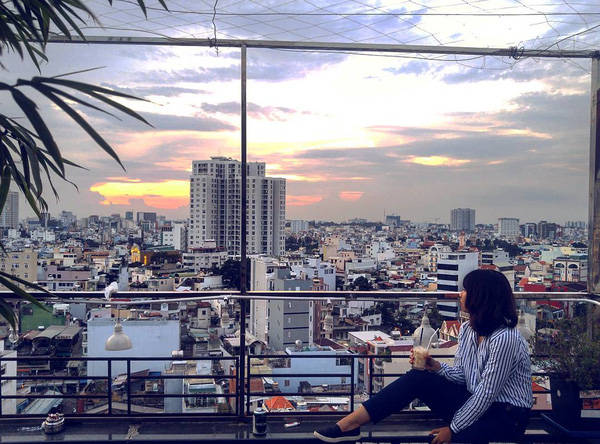 Bàn ghế gỗ lãng mạn tại quán cafe view cao Sài Gòn Mary Jane’s