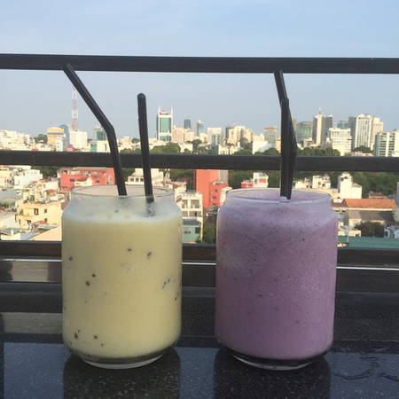 Đèn vàng ấm cúng tại Mary Jane’s quán cafe view cao Sài Gòn