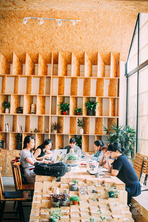 Không gian quán cafe trong ngõ ForDeer Coffee With Tree