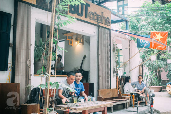 Không gian quán cafe trong ngõ Bốt Cafe