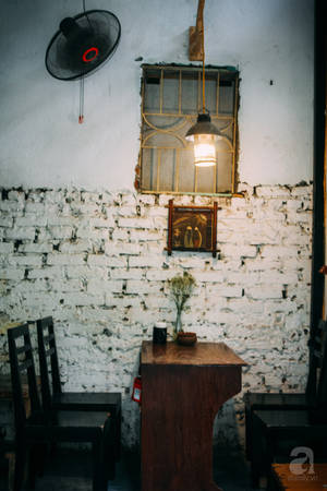 Bàn ghế quán cafe trong ngõ Bốt Cafe