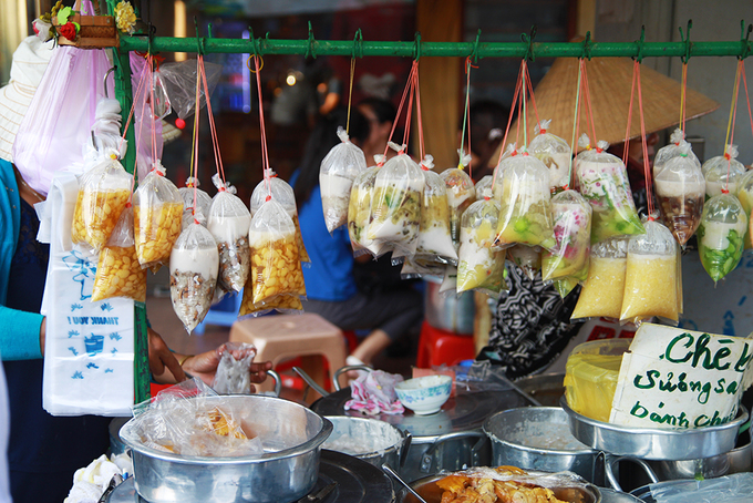 Chè Đinh Tiên Hoàng  Chủ nhân xe chè này là cô Lộc, với hơn 40 năm đứng bán. Hiện, cô vẫn cùng người thân đứng bán hàng tại góc đường Đinh Tiên Hoàng, quận 1.  Với nhiều loại chè khác nhau như: chè đậu xanh, đậu đen, đậu trắng, chè bưởi, chè thưng, chè trôi, sâm bổ lượng,... thực khách thoải mái lựa chọn cho mình những vị yêu thích.