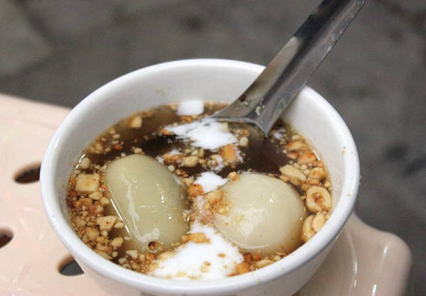 Bánh trôi tàu và chè nóng Hà Nội tại Hàng Điếu