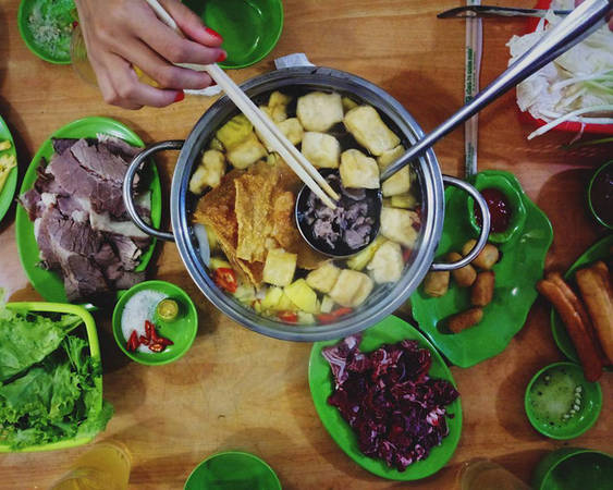 Không gian quán lẩu bò nhúng dấm 999