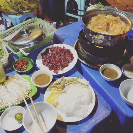 Lẩu bò nhúng dấm dốc Hòe Nhai
