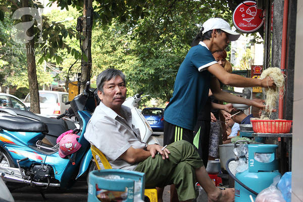 Chủ quán mì vằn thắn Hòa Mã điều hành nhân viên phục vụ