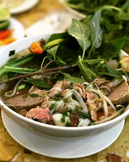 Phở Hùng  Quán phở này nằm trên đường Nguyễn Trãi nhộn nhịp. Thực đơn tại đây khá đa dạng. Bạn có thể chọn phở tái, gân, nạm, gầu, bò viên... tùy theo sở thích. Đây còn là điểm ăn uống thu hút đông du khách nước ngoài. Giá một suất ăn dao động từ 50.000 đồng.