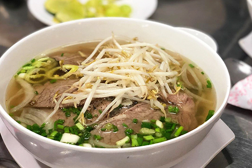 Phở Quỳnh  Quán nằm trên đường Phạm Ngũ Lão, một trong những con đường đông khách du lịch nước ngoài. Không gian quán hơi nhỏ, đông khách nên hơi nóng nhưng chất lượng món ăn sẽ khiến bạn cảm thấy hài lòng khi ra về. Mỗi suất đều có nhiều bánh phở, thịt đầy ắp, rau, giá, tương có đủ. Một tô có giá từ 40.000 đồng, quán mở cửa 24/24.