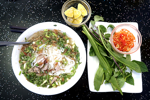 Phở Muslim  Quán phở khác lạ này nằm trên đường Nguyễn An Ninh, gần chợ Bến Thành. Sợi phở ở quán mỏng và dài, không quá to. Nước dùng trong vắt, có vị ngọt. Thịt bò chần vừa chín tới. Khách thích ăn tái có thể yêu cầu. Bạn cũng có thể yêu cầu phở gà để thay đổi vị. Giá mỗi suất ăn là 55.000 đồng. Địa chỉ này mở cửa từ 6h sáng đến khoảng 23h.