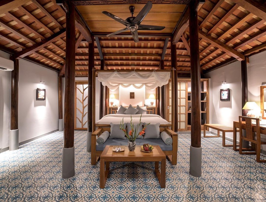 Pilgrimage Village - Minh Mạng: Resort kết hợp hài hòa giữa kiến trúc truyền thống xứ Huế và phong cách hiện đại. Khu nghỉ dưỡng gồm 99 phòng, 3 nhà hàng, 4 quầy bar, 1 khu spa và các dịch vụ thể thao bổ trợ. Địa chỉ lưu trú chỉ cách trung tâm thành phố 4 km, bạn có thể dễ dàng tham quan các lăng tẩm gần đó như Khải Định, Tự Đức hay Minh Mạng. Ảnh: Pilgrimagevillageresort.