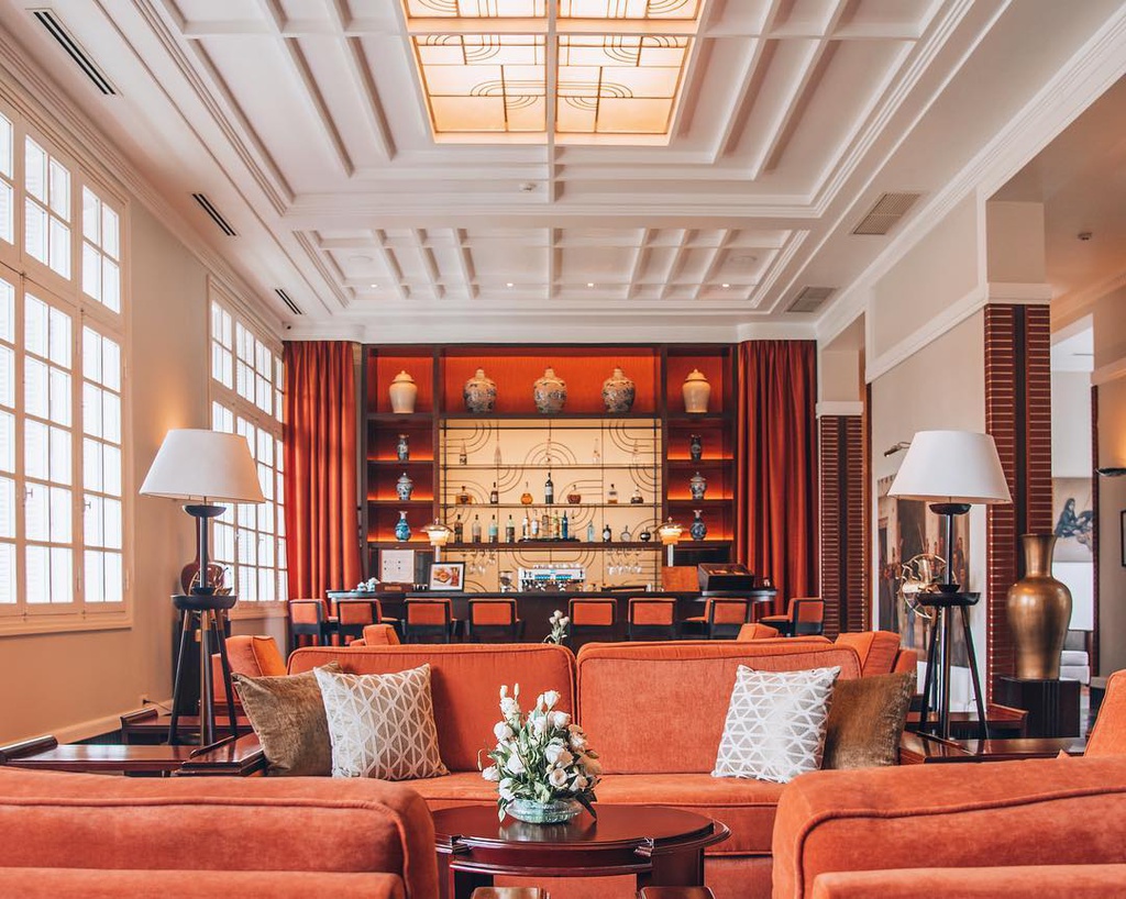 La Residence - Lê Lợi: Nằm bên dòng Hương Giang thơ mộng, khu nghỉ dưỡng mang đậm dấu ấn trào lưu nghệ thuật trang trí art-deco. Các phòng đầy đủ tiện nghi, view hướng ra quang cảnh thành phố hoặc sông Hương, giá từ 2-5 triệu đồng/đêm. Khách sạn thường tổ chức những sự kiện độc đáo như pool party hay halloween dành cho du khách. Ảnh: Laresidencehue.