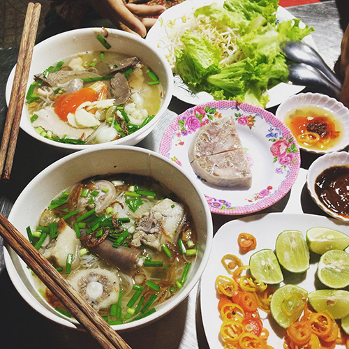 Miếng pate phiên bản Bến Tre (nằm trong đĩa) ăn kèm sợi hủ tiếu dai có vị lạ miệng, thơm béo và không bị vỡ nát trong tô nước. Giá một tô khoảng 25.000 - 35.000 đồng.