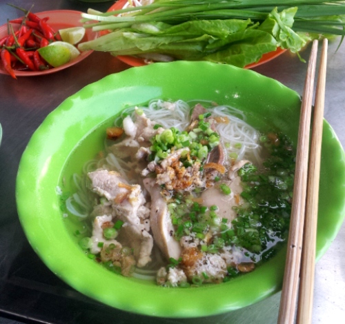 Châu Đốc là nơi bạn phải đến nếu muốn thưởng thức vị chuẩn của món ăn này. Ảnh: Hương Chi.