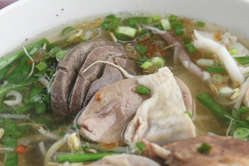 Sợi bánh trong, dai và không bị bở khi nấu lên do được làm từ gạo Gò Cát. Ảnh: Huấn Phan.