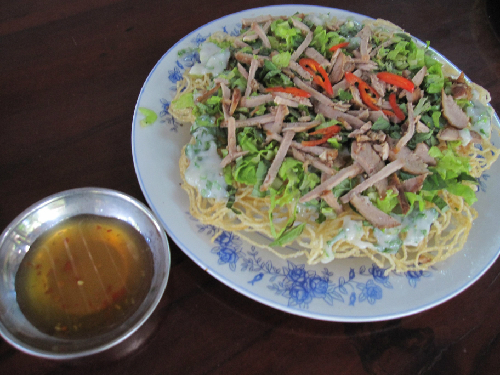 Pizza hủ tiếu được phục vụ trên đĩa, thơm nức mùi nước cốt dừa. Ảnh: Tương Tâm.