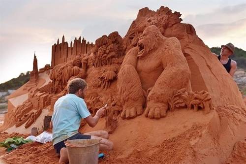 Công viên tượng cát Forgotten Land khi du lịch Phan Thiết: Công viên gồm nhiều tác phẩm điêu khắc từ cát và nước của các nghệ sĩ đến từ 12 quốc gia. Du khách chiêm ngưỡng lâu đài cát, tượng cát gắn với truyện cổ tích quen thuộc của Việt Nam và nhiều nước khác.