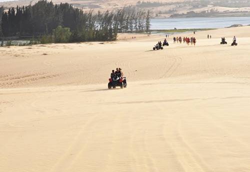 Đua xe địa hình khi du lịch Phan Thiết: Khu đồi cát trắng cách Phan Thiết khoảng 40 km, là địa điểm lý tưởng để trải nghiệm đua môtô địa hình 4 bánh, vượt qua nhiều con dốc cát.